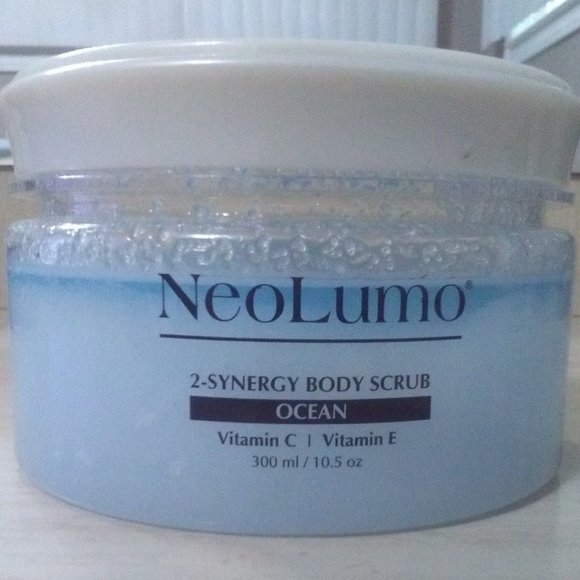 NEOLUMO 2-SYNERGY BODY SCRUB OCEAN-VITAMIN C-VITAMIN E-10.5 oz/300 ml-NEW-SEALED - Picture 1 of 3